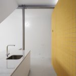 Výrazná žltá stena v kuchyni