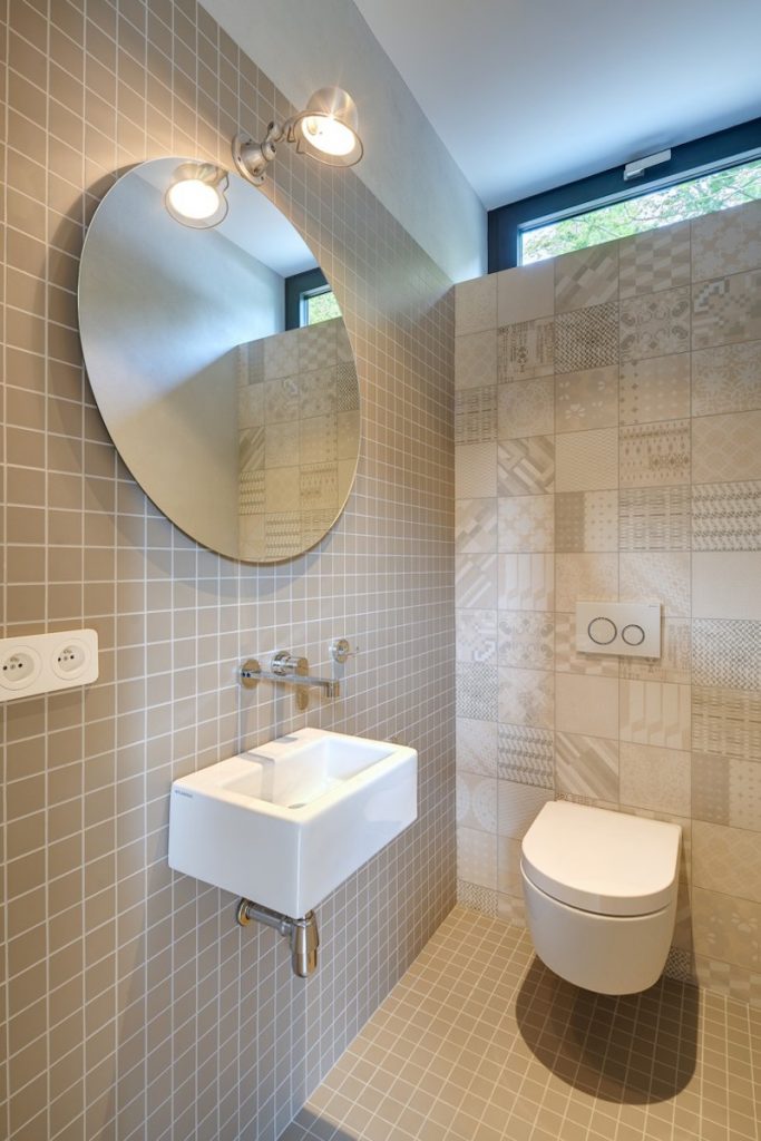 Toaleta s jemnou mozaikou