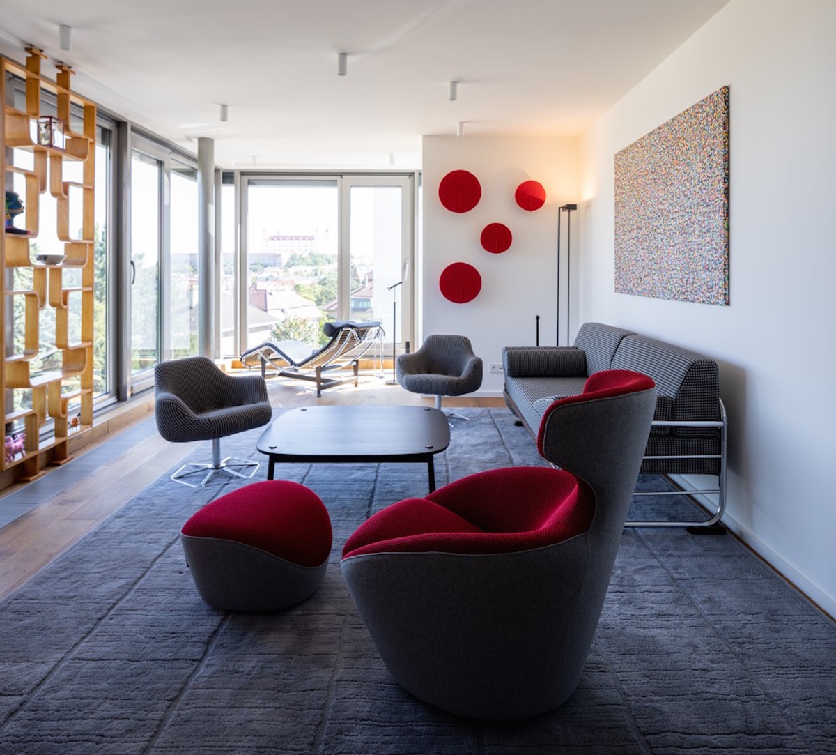 Exkluzívna bývalá pracovňa sa zmenila na rovnako luxusný lounge priestor s výhľadom na panorámu starého mesta.