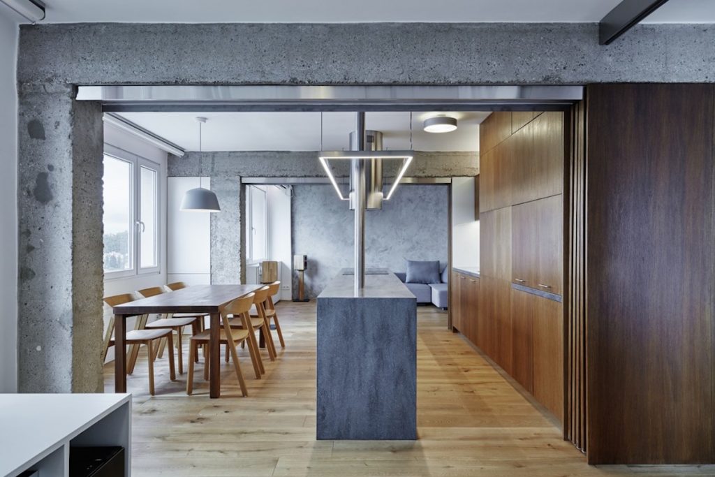 Z panelového bytu vzniklo po rekonštrukcii moderné bývanie, ktoré si ctí betón, drevo a minimalizmus