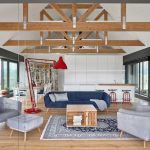 Obývačka s jaseňovým drevom a farbami