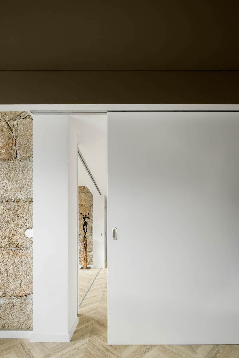 Apartamento na Guarda do atelier DRK  com fotografia de Arquitectura de Ivo Tavares Studio