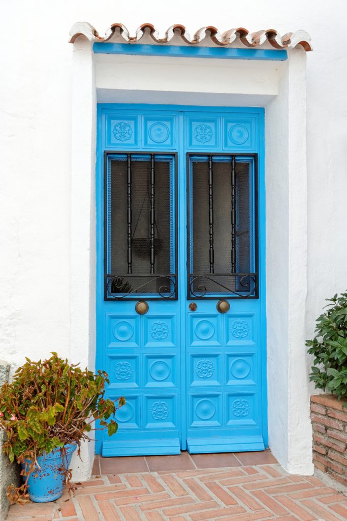 Modré vchodové dvere v španielskom štýle