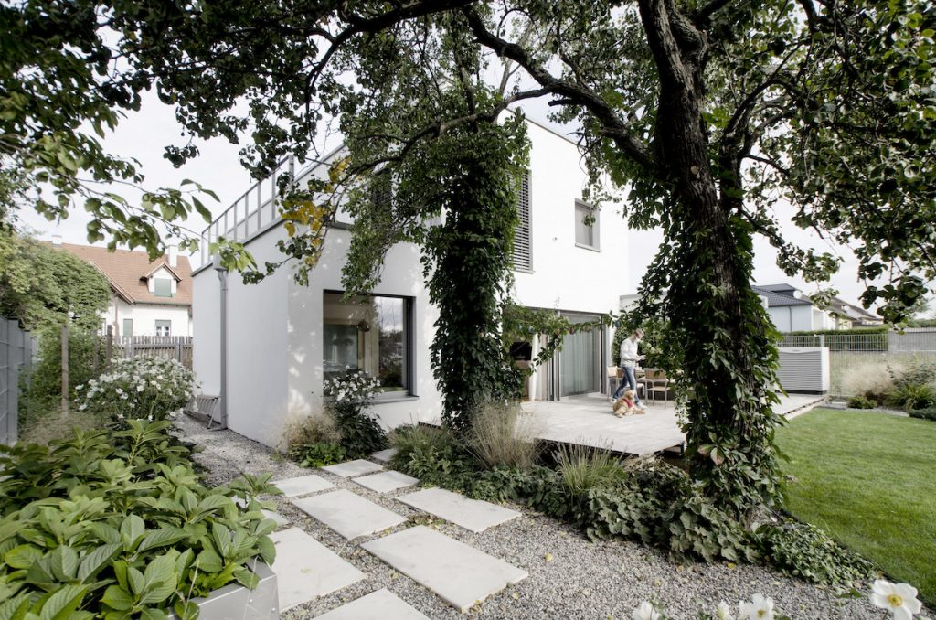 Biely dom od bratislavských architektov plný svetla a zelene