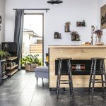 barový pult, ktorý predeľuje kuchyňu a obývačku