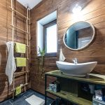 kúpeľňa s dreveným obkladom