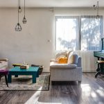 obývacia izba s farebným nábytkom