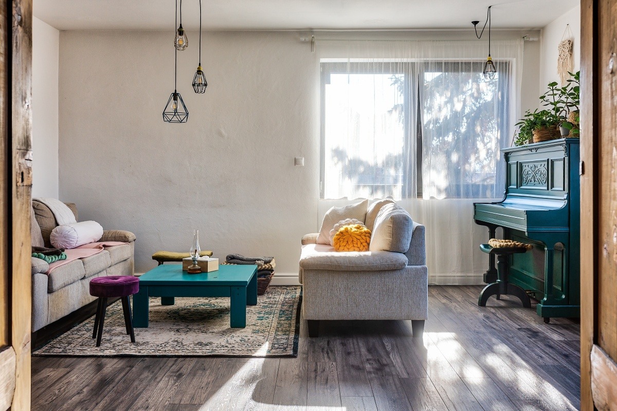 obývacia izba s farebným nábytkom