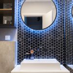 Kúpeľňa s okrúhlym zrkadlom a mozaikou