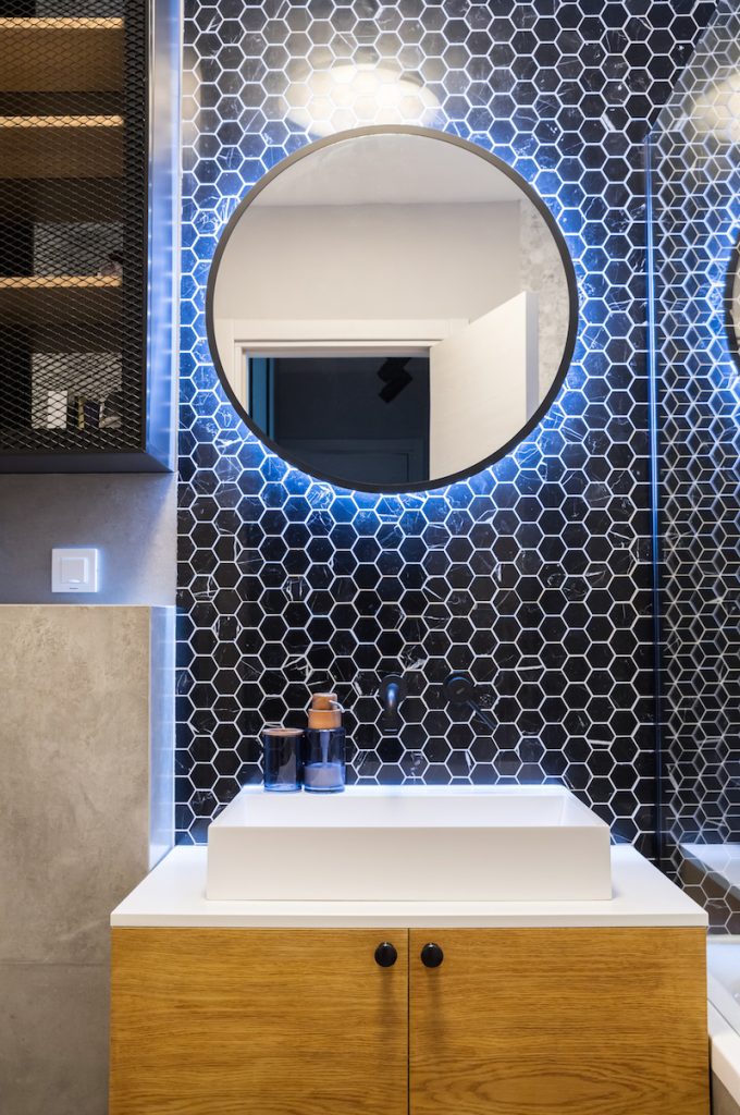 Kúpeľňa s okrúhlym zrkadlom a mozaikou