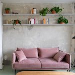 Ružový gauč v interiéri