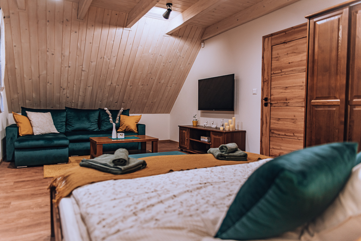 Na pochodí sa nachádzajú dve samostatné izby, kúpeľňa a jeden apartmán.