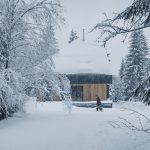 Víkendový dom v zasneženom lese