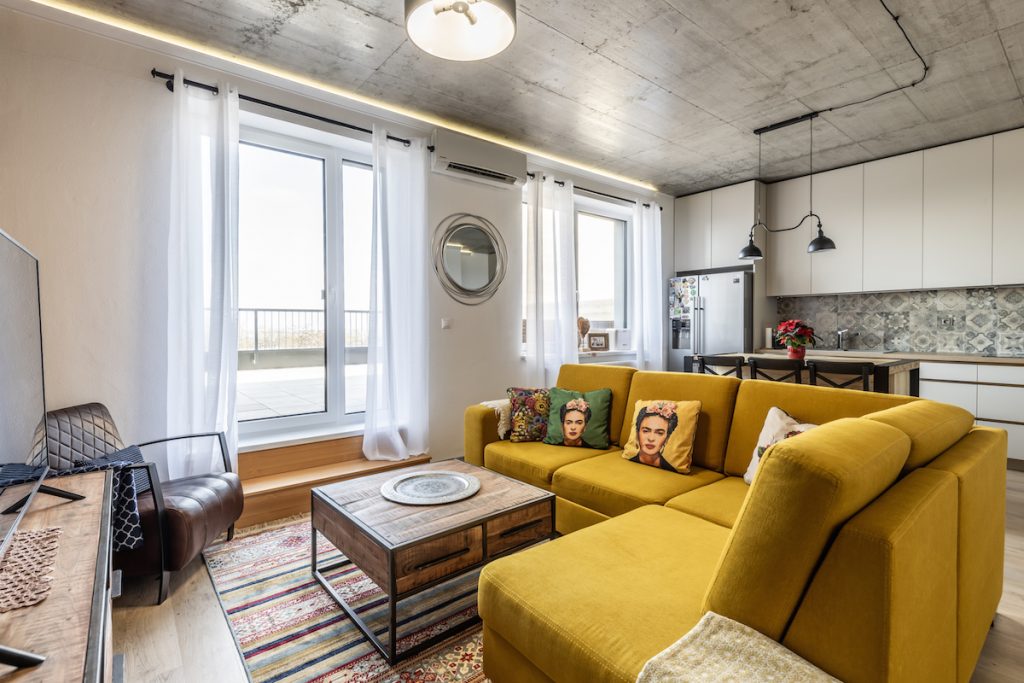 Obývačka so žltým gaučom