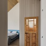 Spalňa s drevenými dverami