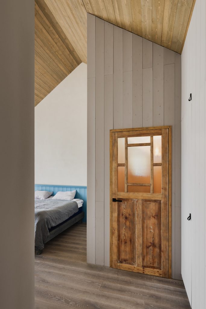 Spalňa s drevenými dverami