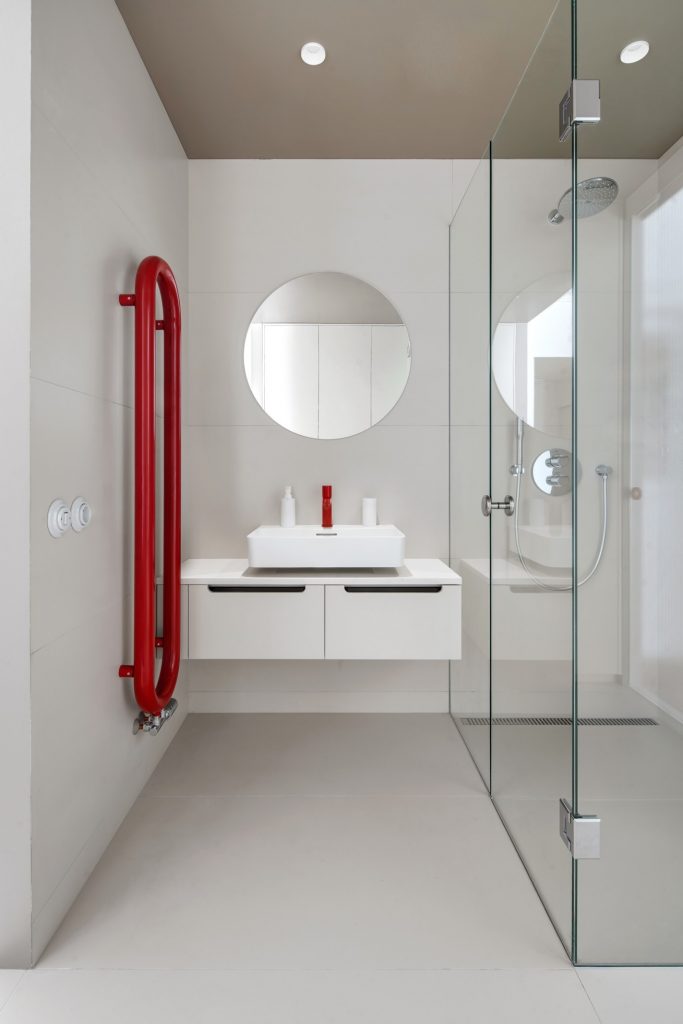 Biela kúpeľňa s červenou batériou