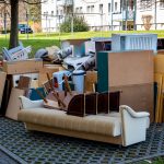 Vyhodený nábytok na ulici