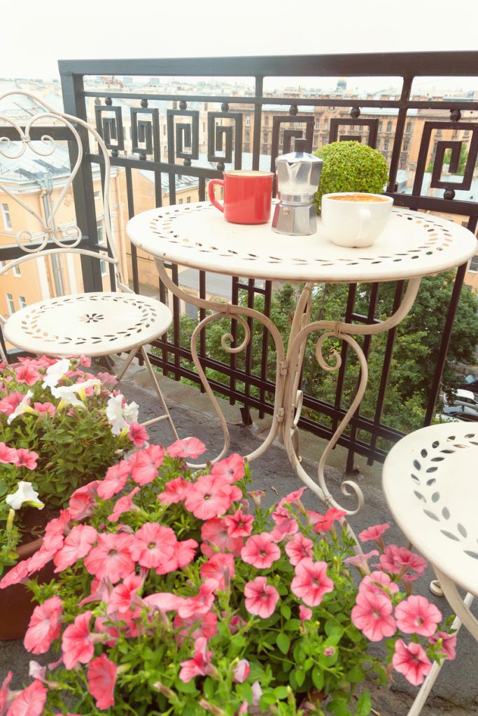 Romantický balkón s kávou