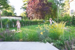Aj v meste na malom atypickom pozemku možno zrealizovať krásnu záhradu