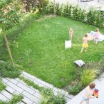 Záhrada s hrajúcimi sa deťmi