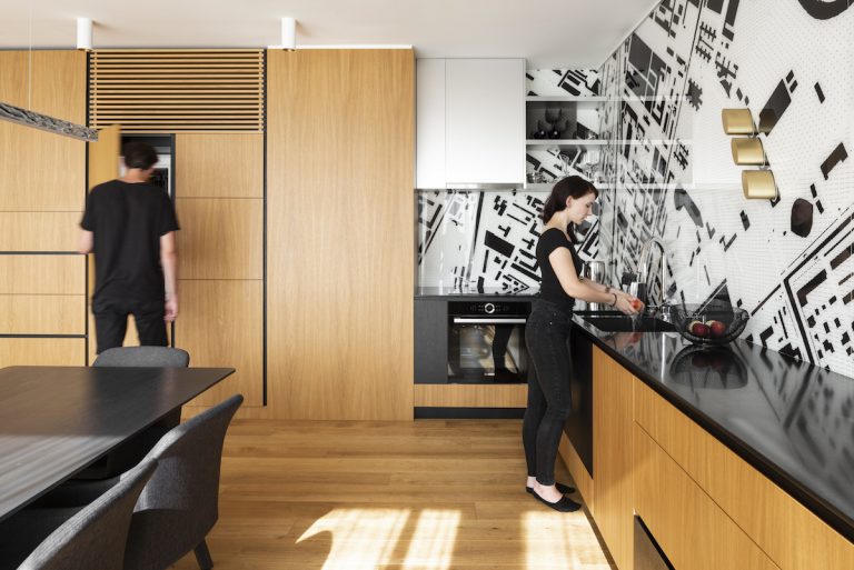 Kuchyňa s grafickou stenou