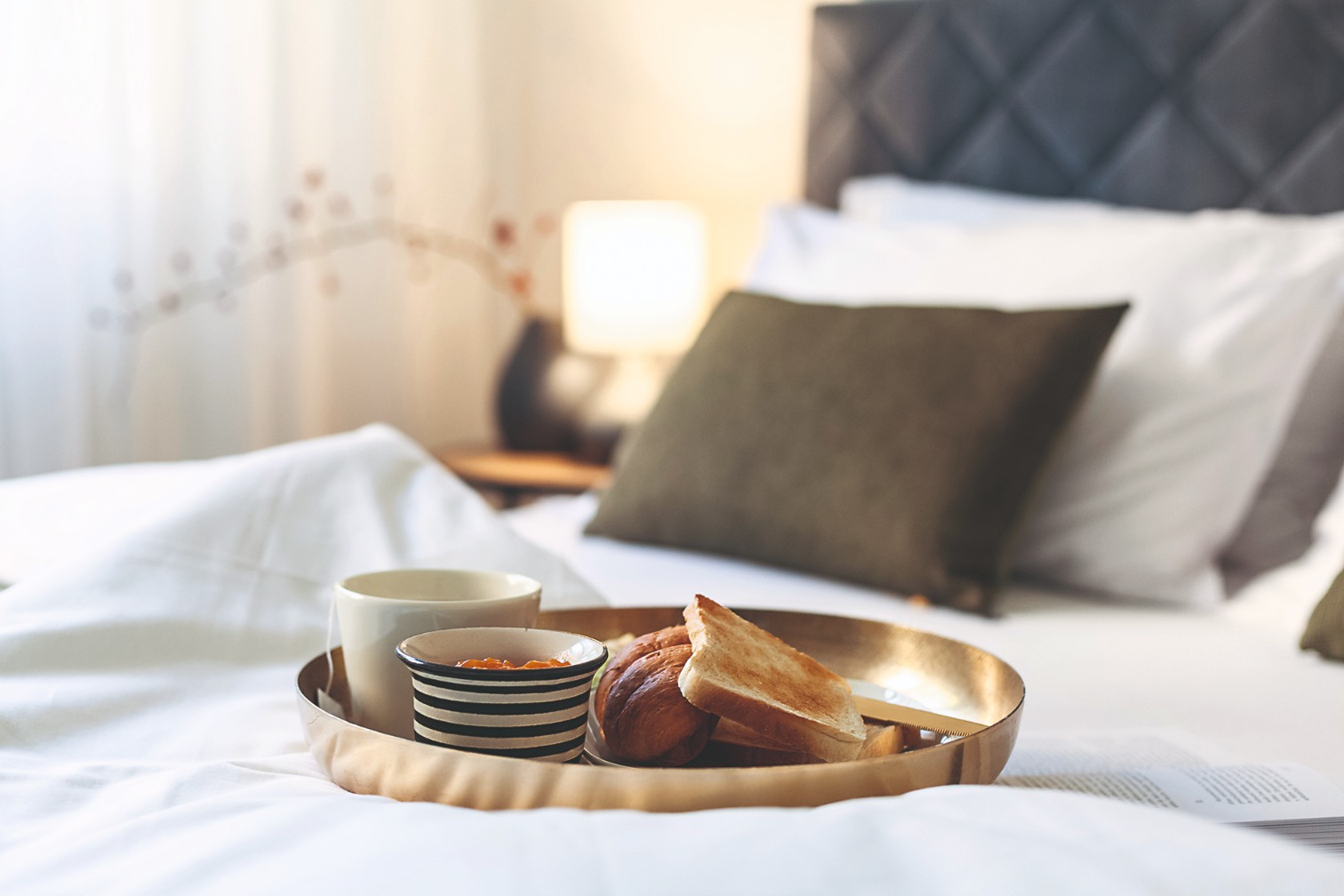 Byt obklopený stromami ladili Diana s Patríciou v prírodnom duchu. Na neutrálnom pozadí nechali vyniknúť niekoľko zelených prvkov
a doplnky z prírodných materiálov. „Drevo, juta, sisal, bambus, ľan
či keramika patria k našim obľúbeným materiálom, ktoré v návrhoch používame veľmi často,“ hovoria.