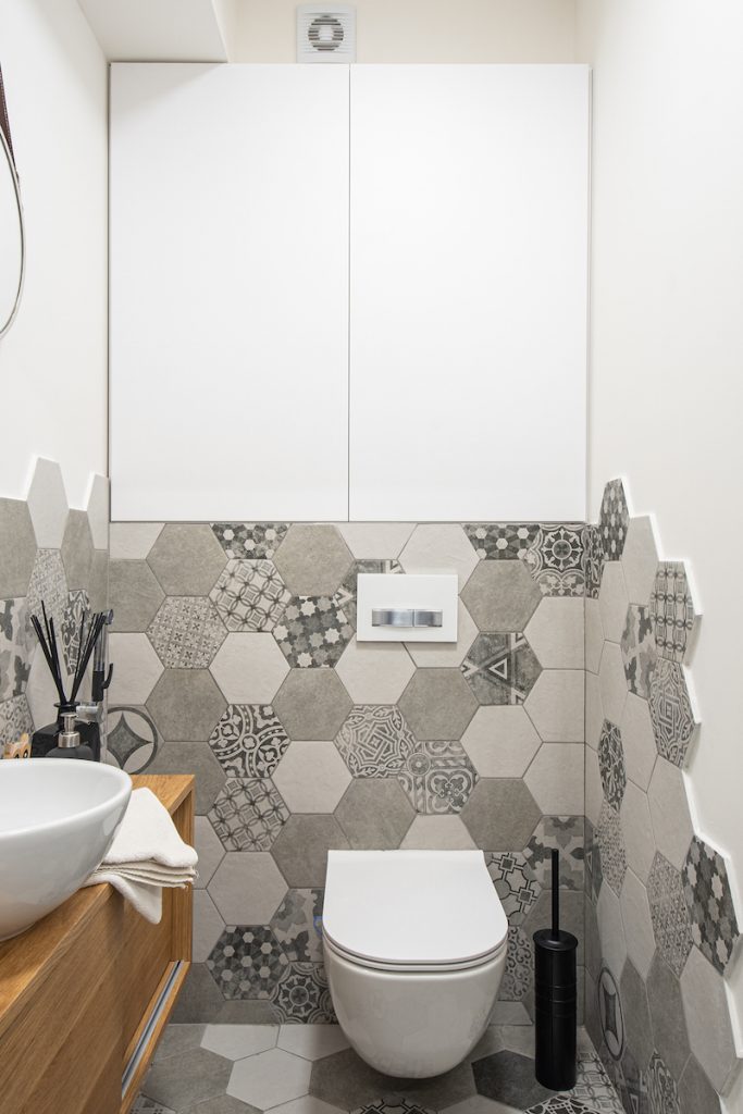 Toaleta s hexagonovou stenou