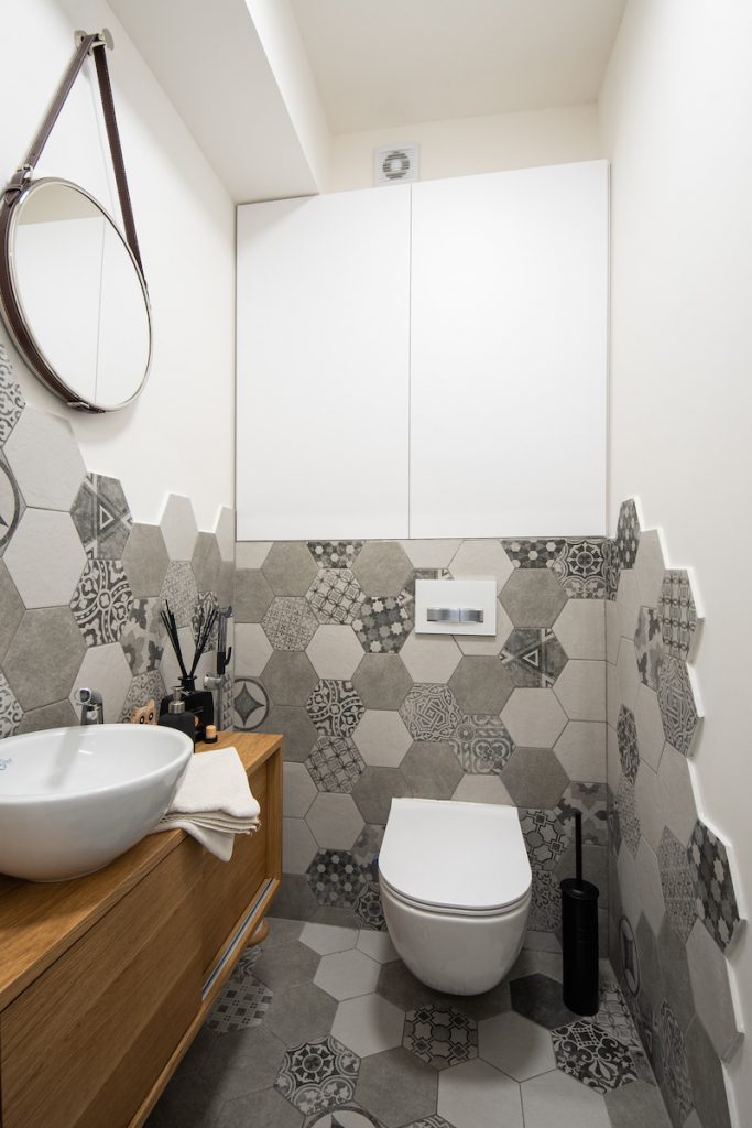 Toaleta s hexagonovou stenou