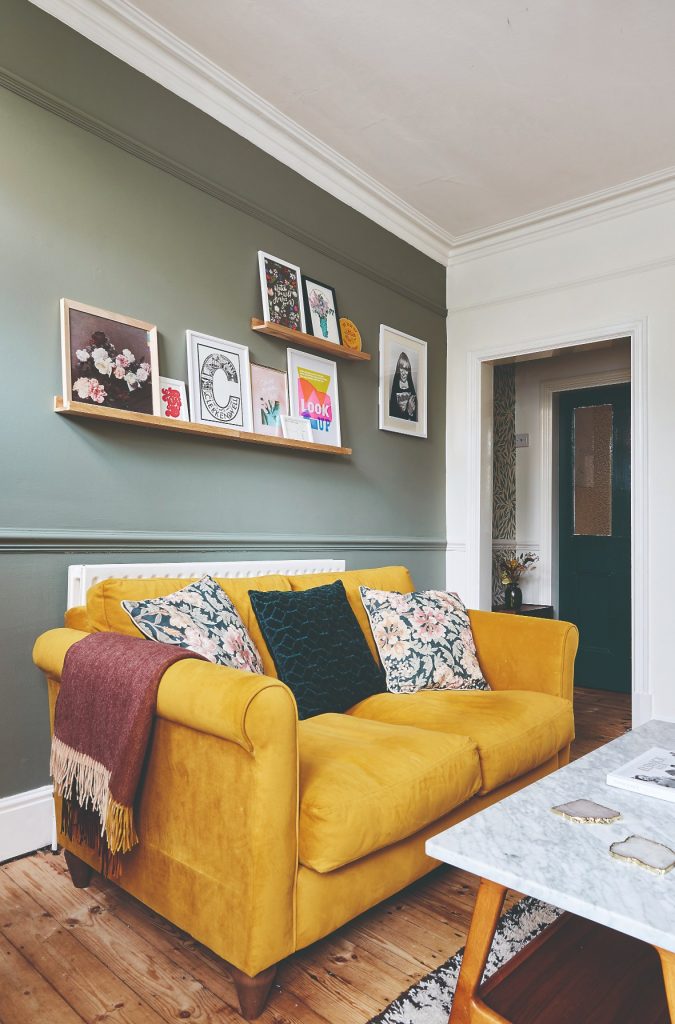 Obývačka so žltým gaučom