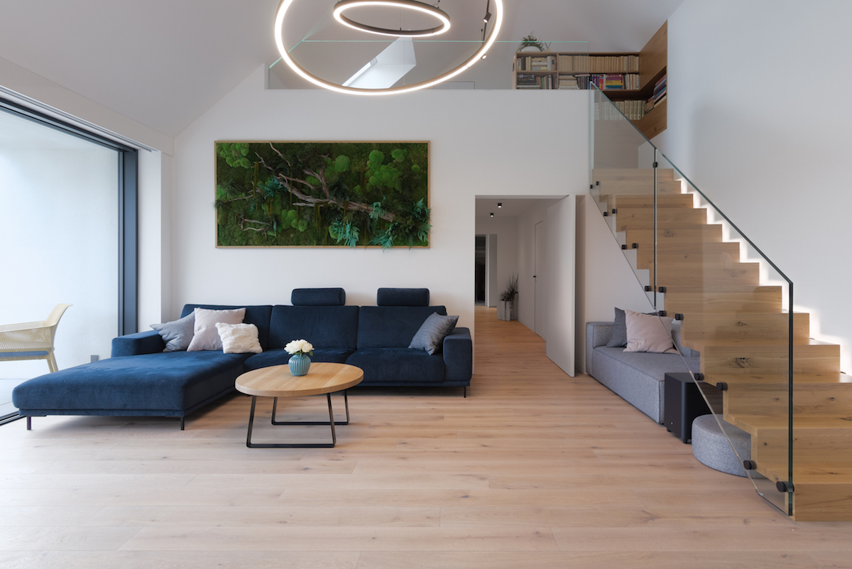 Obývačka s dreveným schodiskom