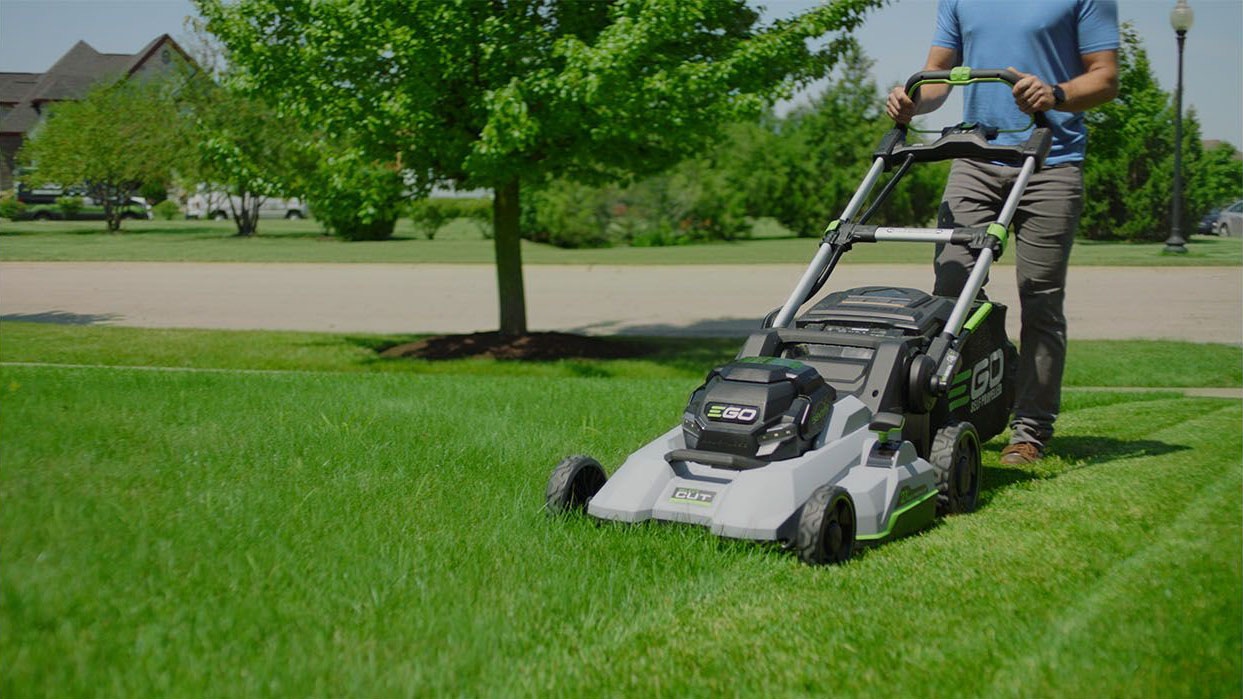 Akumulátorové kosačky EGO POWER+ sú výkonné, no zároveň ľahké a obratné. 