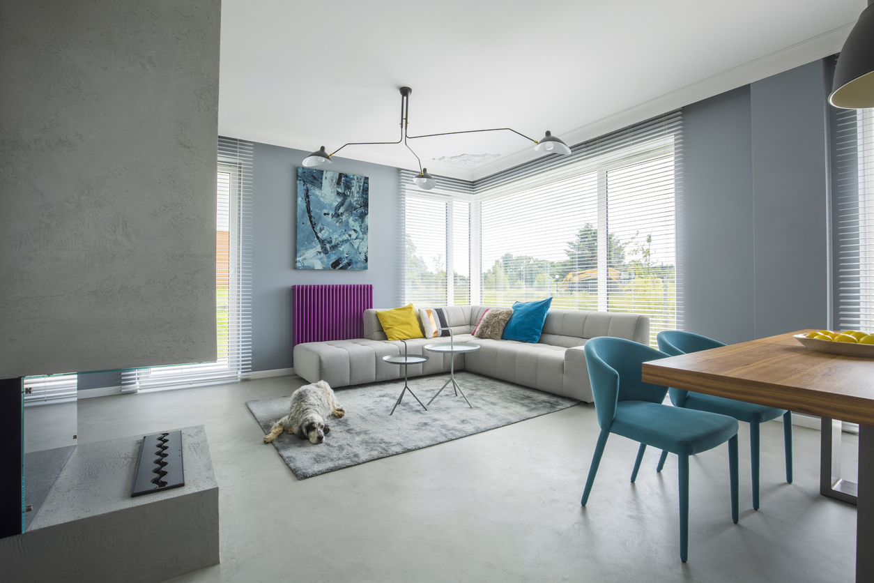 Otvorená obývačka v sivej