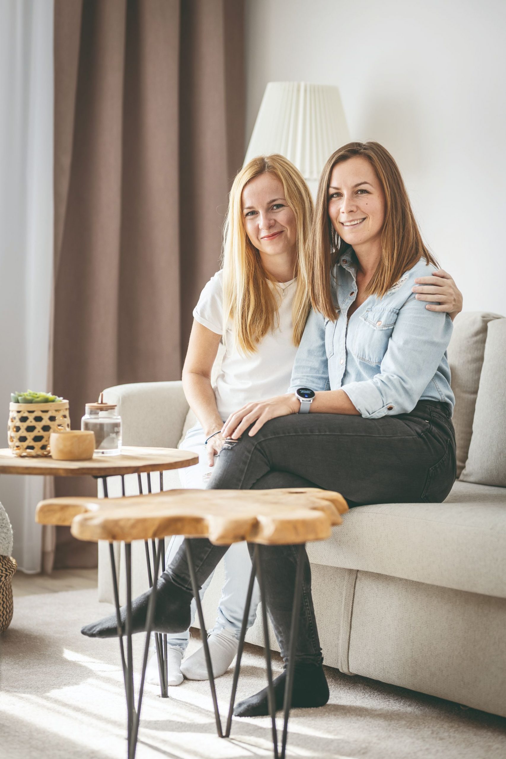 Sestry sa výborné dopĺňajú a ako vravia, sú skvelý tím. Edita vidí svet skôr v číslach a tabuľkách, Eszter je zasa perfektná v komunikácii. Spája ich láska k tvorbe útulného interiéru. 