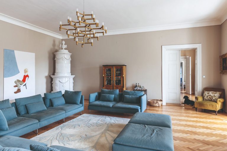 Elegantné zladenie starožitného nábytku s modernými prvkami. Ako sa býva v byte na zámku?