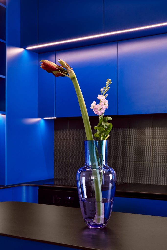 Váza v modrej kuchyni
