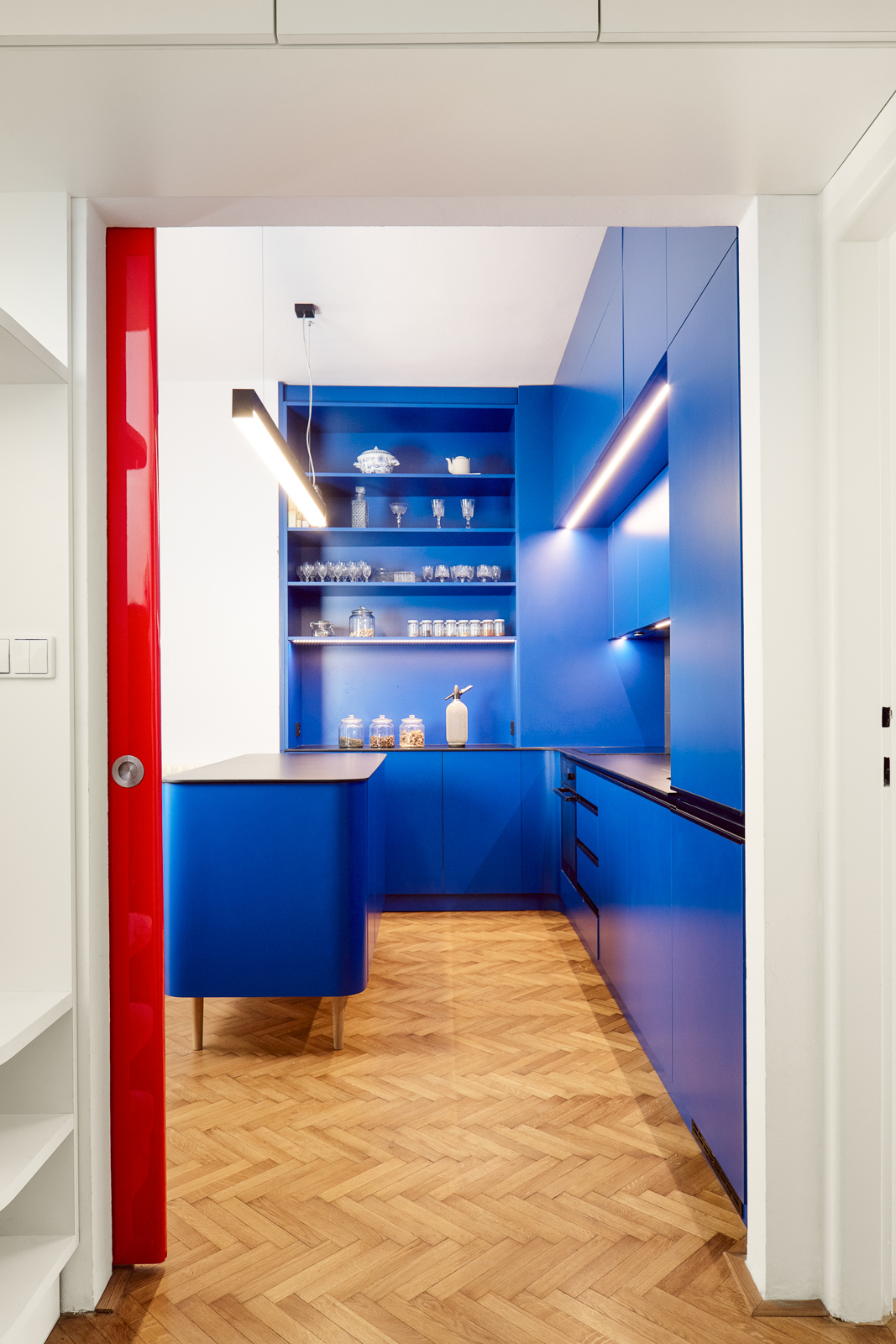 Červené posuvné dvere modrá kuchyňa