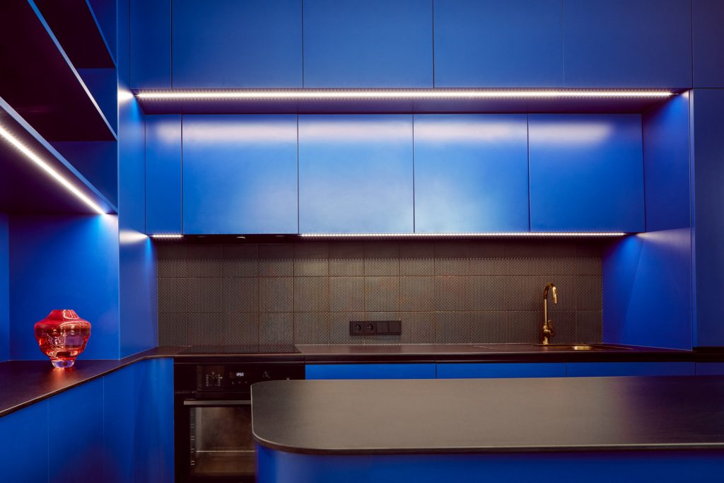 Modrá kuchyňa s čiernou