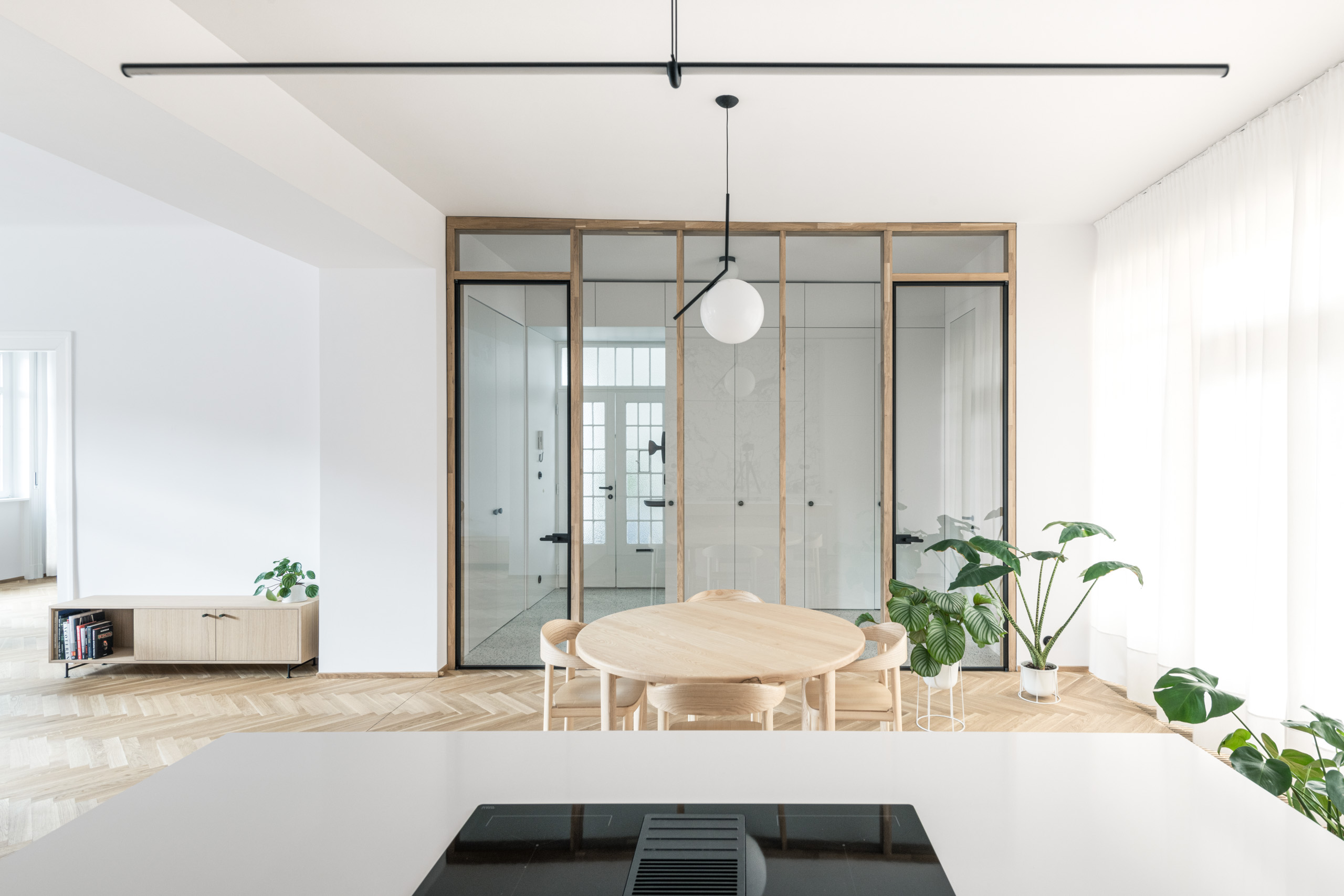 Hlavnou požiadavkou majiteľa bytu, s ktorou sa obrátil na architektov, bolo vytvoriť svetlý priestranný interiér. Tento efekt dosiahli najmä použitím presklenej steny. 