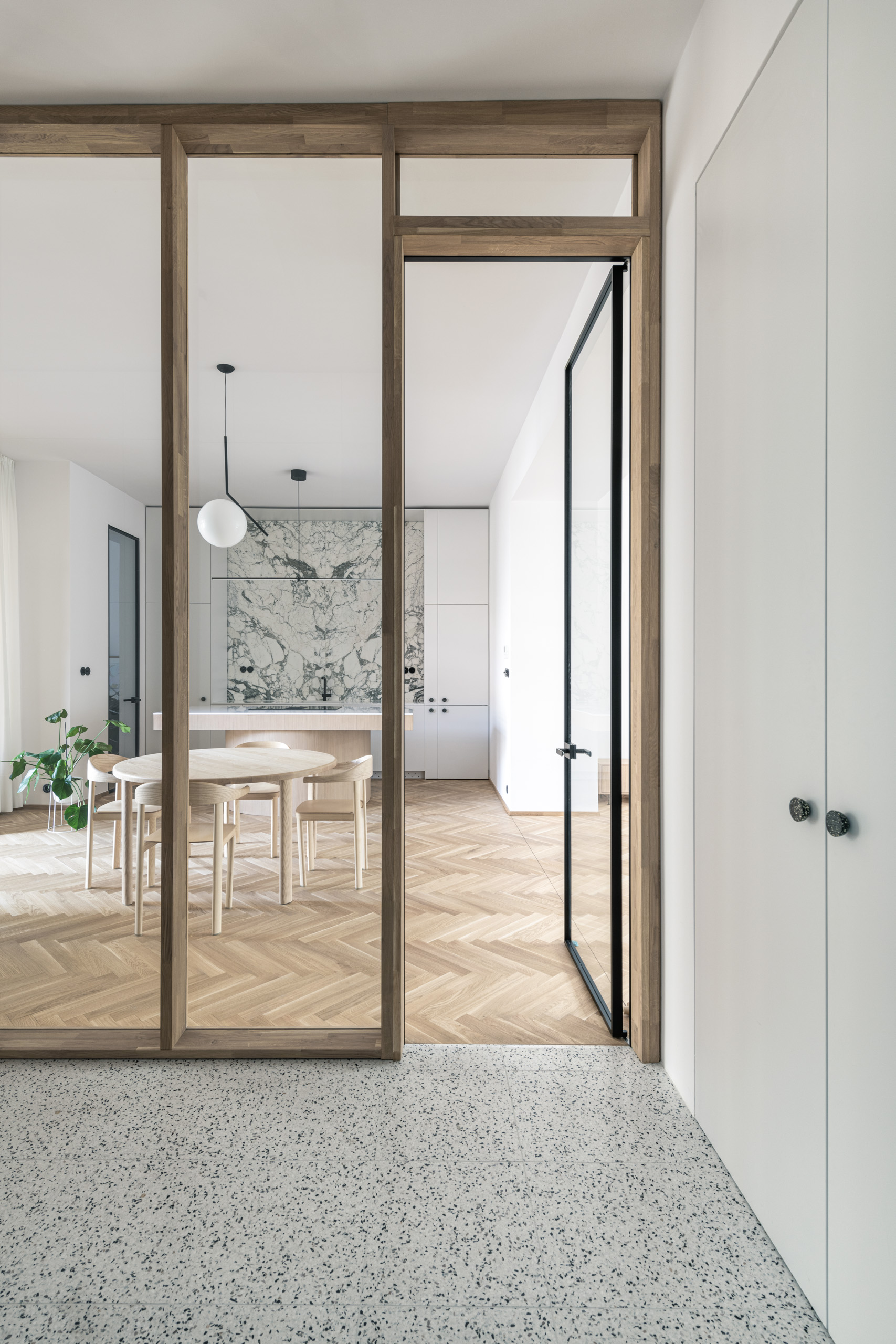 Hlavnou požiadavkou majiteľa bytu, s ktorou sa obrátil na architektov, bolo vytvoriť svetlý priestranný interiér. Tento efekt dosiahli najmä použitím presklenej steny. 