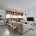 Obývačka s drevenou stenou