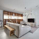 Obývačka s drevenou stenou