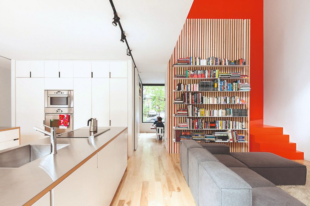 Obývačka s kuchyňou a knižnica