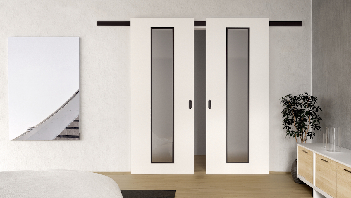 Čierny hliníkový posuvný systém s dvoma krídlami bielych dverí CLARA MASONITE s 3-vrstvovým HQ lakom, typ Linea s čiernym kovaním a rámčekmi zasklenia.