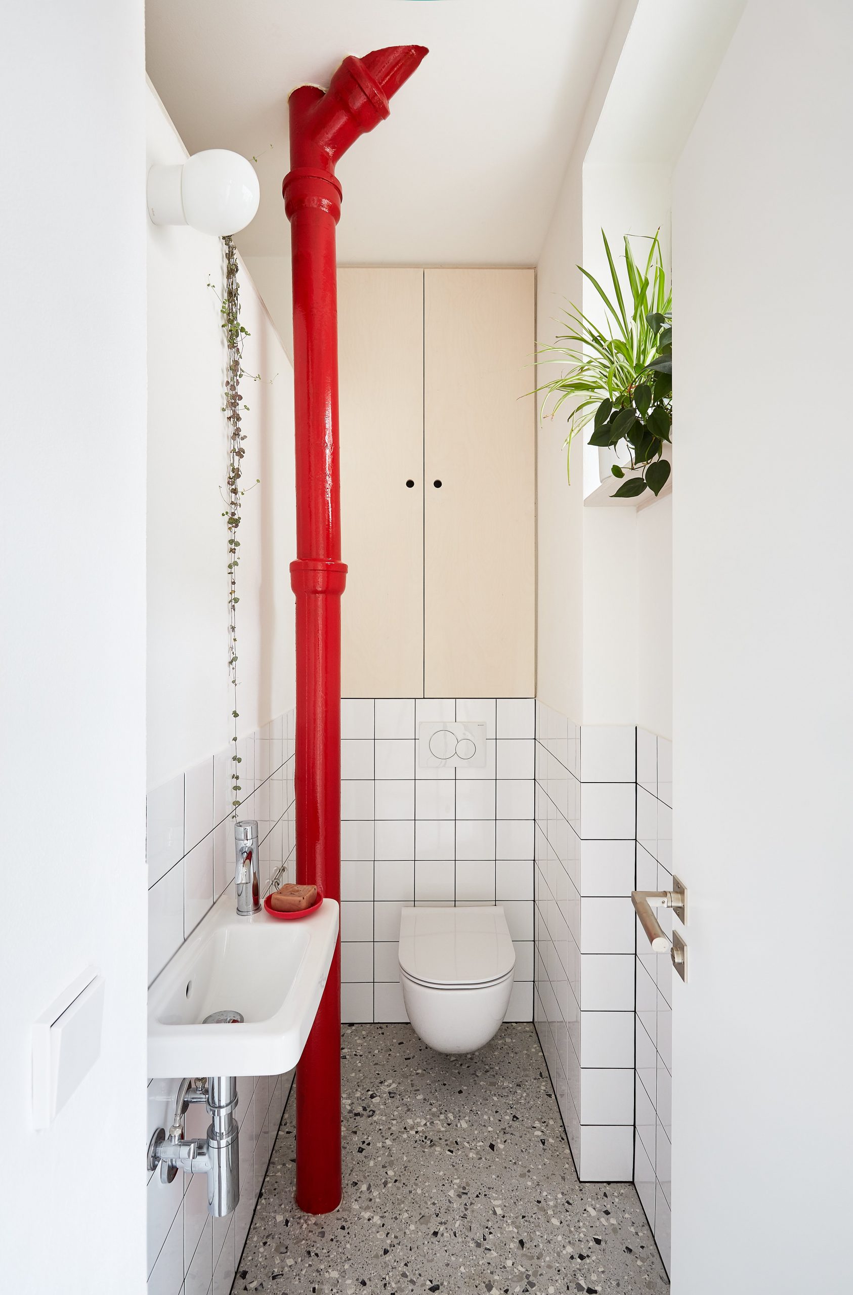 Toaleta s červenou rúrou