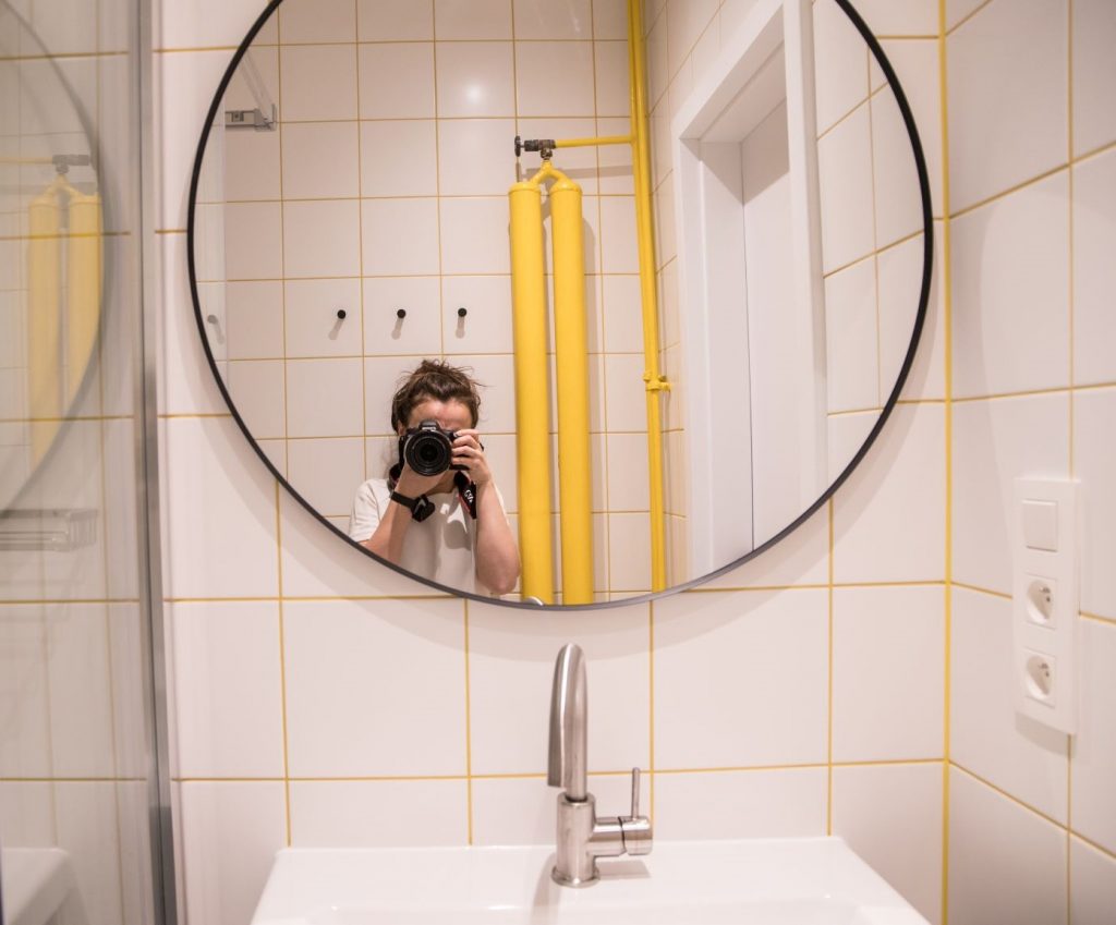 Kúpeľňa so žltou škárovačkou