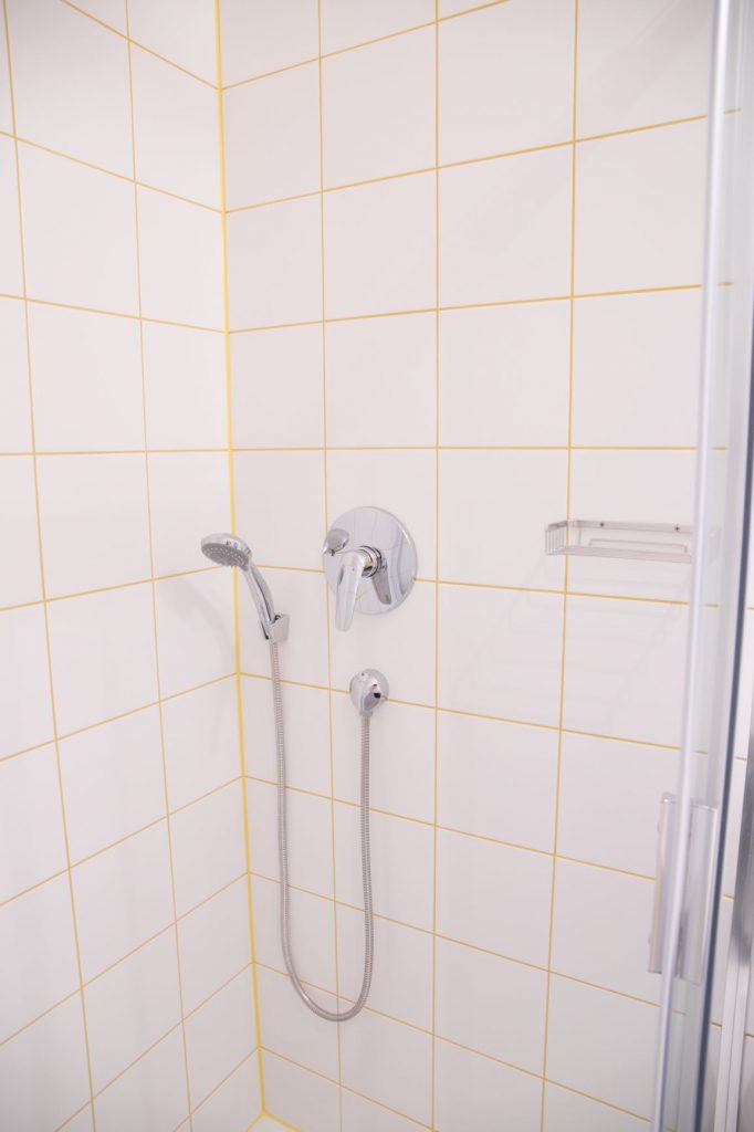 Kúpeľňa so žltou škárovačkou