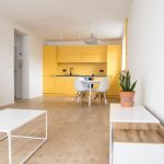 Žltá kuchyňa biela obývačka
