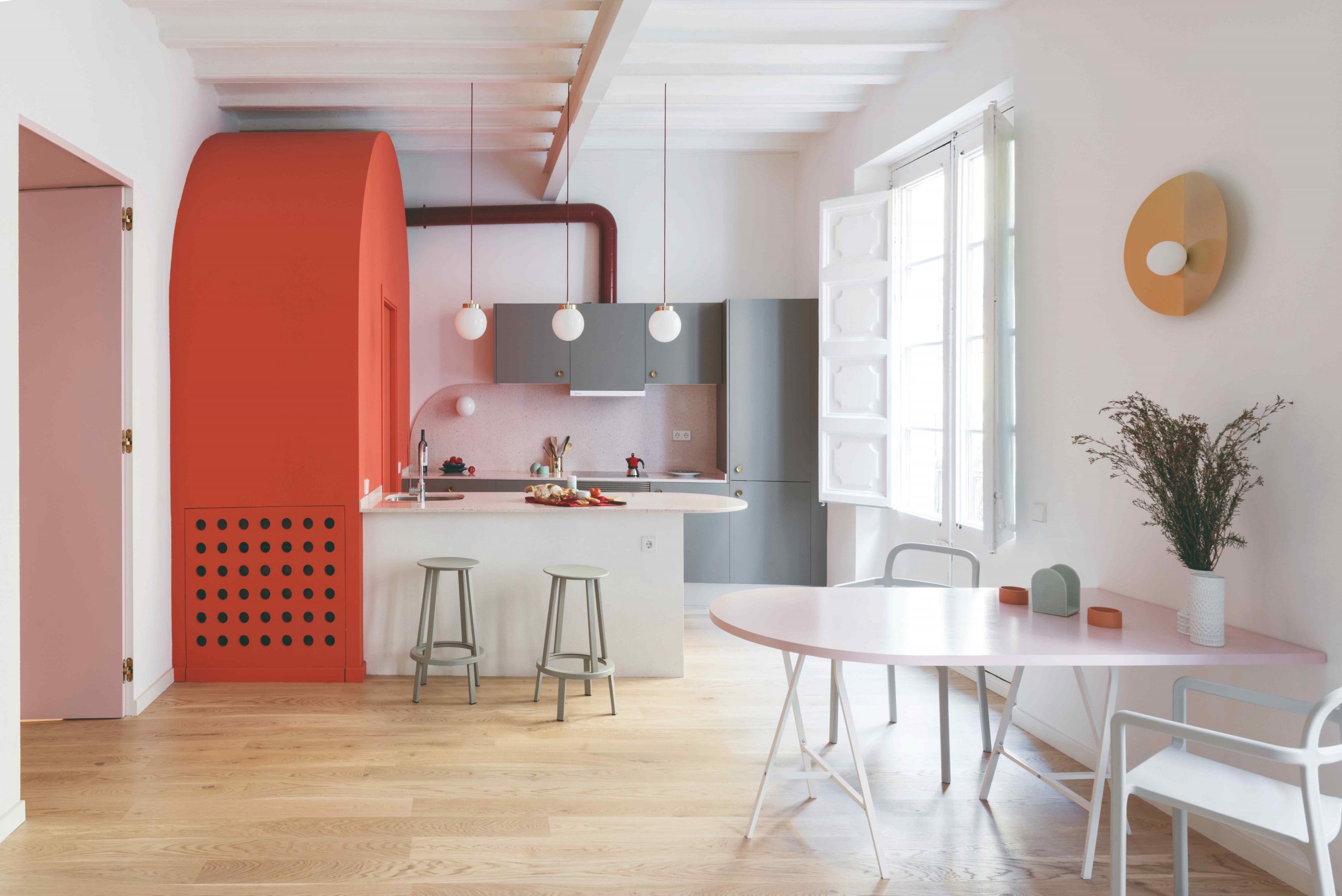 Sivá kuchyňa s červenou stenou a jedálenský kút