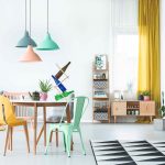 Farebná obývačka s jedálenským stolom